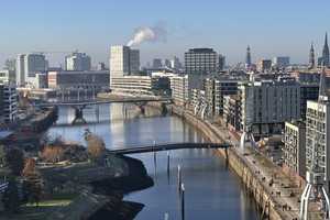 Hafencity: Erstbezug, Traumblick auf Elphi und Elbe, Einbauküche, Schrank Ankleide, Unterschrank Bad – Lucy-Borchardt-Straße 4, 20457 Hamburg – Vorschaubild 2