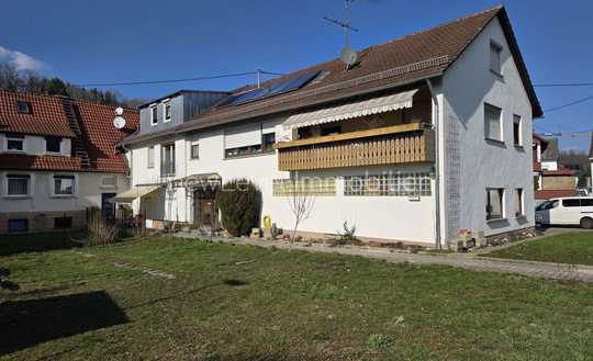 Ausbaupotential vorhanden:  Einfamilienhaus in Grenzbauweise, 3 Garagen und Garten