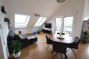 Moderne Neubau-Dachgeschosswohnung mit Loggia und gehobener Ausstattung in Metten