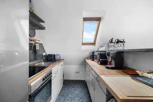 Wohnen mit Blick über die Stadt: Helle 2-ZKB-Dachgeschosswohnung mit EBK am Rande der Innenstadt – Augsburg – Vorschaubild 4