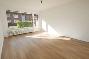 Sonnige 3-Zi. Oase mit Terrasse & XL-Garten am Zylinderviertel (Nähe UKE) – Neuwertiger Zweitbezug! – Henning-Wulf-Weg 14a, 22529 Lokstedt, Hamburg – Vorschaubild 2