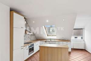82 m² Wohlfühlwohnen: Moderne DG-Wohnung mit Einbauküche und Loggia