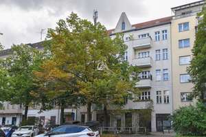 ALTBAUCHARME MIT POTENZIAL: 2-ZIMMER-WOHNUNG MIT BALKON IM 4.OG IN WILMERSDORF I PROVISIONSFREI