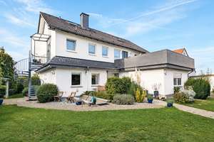 Eigennutzung und Mieteinnahmen perfekt vereint – Zweifamilienhaus mit weitläufigem Grundstück