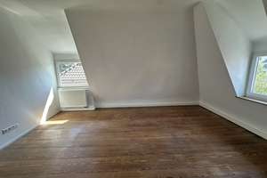 Ein sonniger Balkon im Grünen und schöner Dielenfußboden