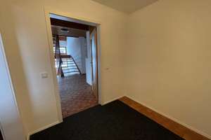 Geräumiges Wohnhaus mit großem Garten und Balkon in Ergolding – Die vollständige Adresse der Immobilie erhältst du vom Anbieter., 84030 Ergolding – Vorschaubild 2