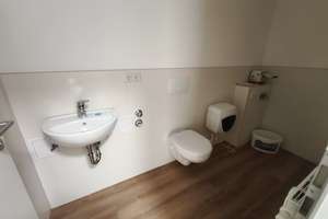 **Großzügige Fläche mit Garten, Ankleideraum, Speisekammer und Wohlfühlbad in idyllischer Wohnlage** – Buchfinkenweg 2-4, 4159 Wahren, Leipzig – Vorschaubild 9