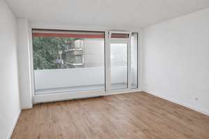 Helle, frisch renovierte Wohnung im 2. OG, 2 Balkone, Aufzug, in D-Derendorf, frei ab 1.11.2026 