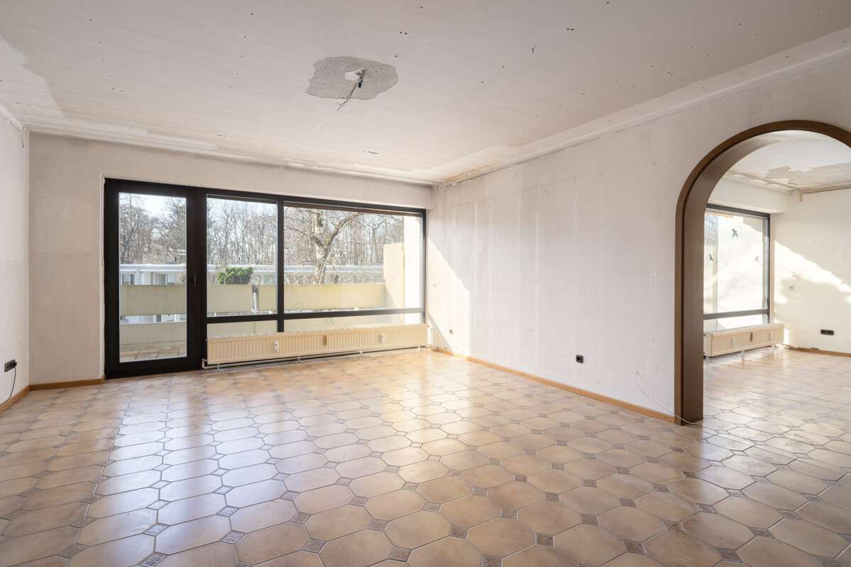 Sanierungsbedürftige 4-Zimmer-Wohnung mit 2 Balkonen, TG-Stellplatz und großem Keller, München – Bild 4