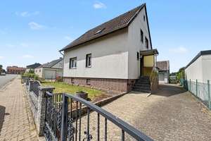 Gepflegtes Zweifamilienhaus auf großem Grundstück in Salzgitter-Beinum