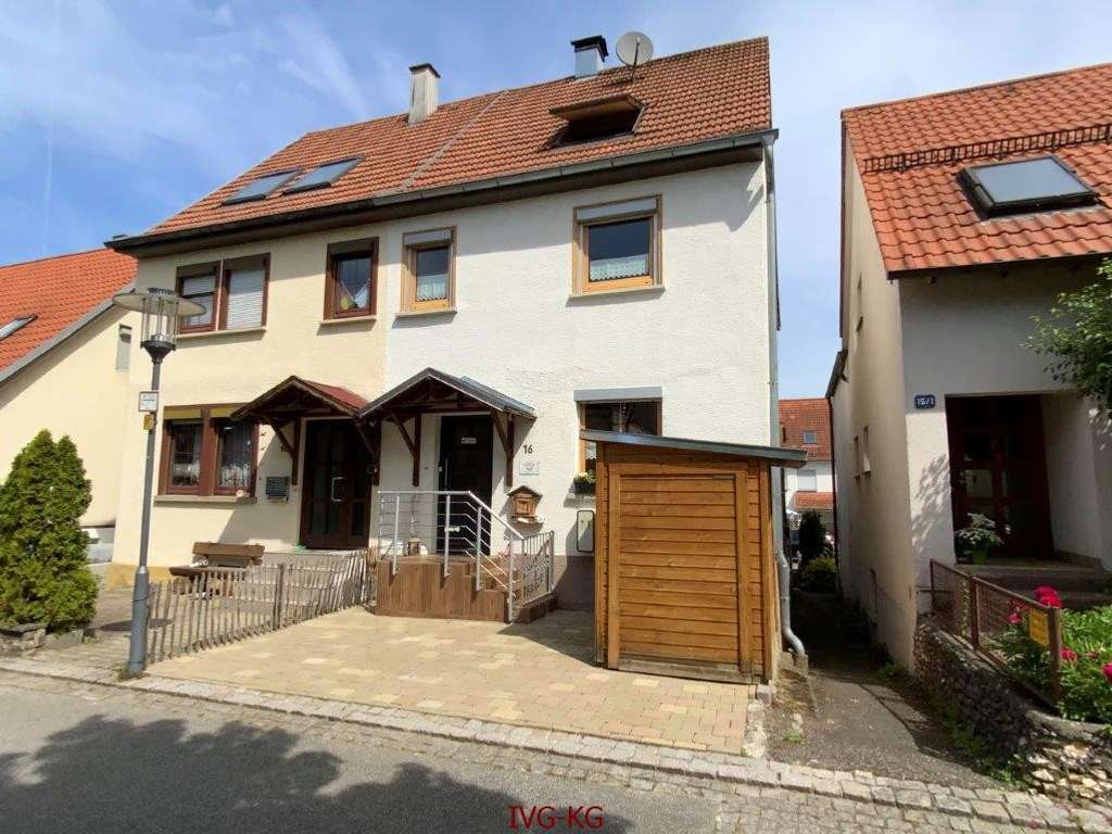 Immobilie in Riederich - Liebevoll sanierte Doppelhaushälfte mit Praxis in Hanglage in Riederich - Bild 0
