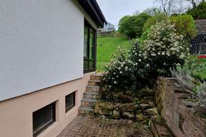 Charmante und gepflegte Doppelhaushälfte am Weinberg – Die vollständige Adresse der Immobilie erhältst du vom Anbieter., 71642 Hoheneck, Ludwigsburg – Vorschaubild 2
