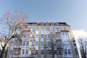 Light-filled south-west facing corner Altbau apartment with balcony in Boxhagener Kiez. – Die vollständige Adresse der Immobilie erhältst du vom Anbieter., 10245 Friedrichshain, Berlin – Vorschaubild 3