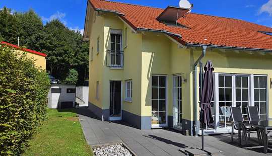 Bild von Junges Einfamilienhaus mit Terrasse und sonnigem Garten