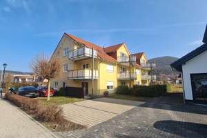 Lichtdurchflutete Dachgeschosswohnung mit zwei Balkonen, Keller und Stellplatz – Günter-Hartenstein-Straße 6, 34537 Bad Wildungen – Vorschaubild 2