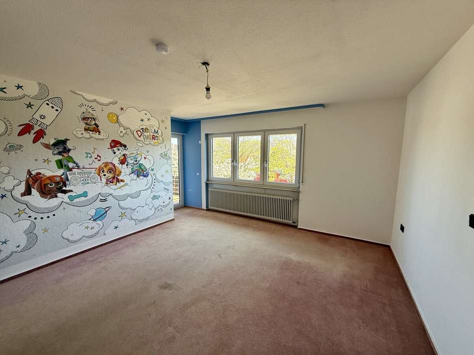 Schlafzimmer mit Zugang zum Ba
