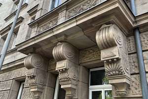 Erstbezug: Große, top sanierte Wohnung mit 6 Zimmern, Wintergarten, 2 Bädern und großem Westbalkon