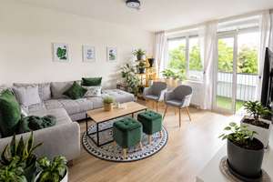 Modern möblierte Wohnung mit Einbauküche, Balkon mit Aussicht und Aufzug – ideal für Wohnen auf Zeit