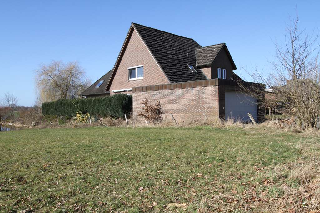 Immobilie in Steinburg - Einzigartiges Raumwunder am Feldrand: Doppelhaushälfte mit enormen Potenzial für die große Familie - Bild 1