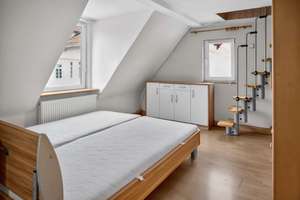 Lichtdurchflutete DG-Wohnung mit ausgebautem Dachboden – Die vollständige Adresse der Immobilie erhältst du vom Anbieter., 70469 Bahnhof Feuerbach, Stuttgart – Vorschaubild 3