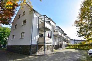 *Parkettfußboden, schickes Bad, Balkon & Stellplatz in beliebter Lage*