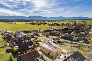 Erstbezug: Chalet trifft Purismus: Familiengerechtes Eckhaus mit attraktiver Ausstattung – Die vollständige Adresse der Immobilie erhältst du vom Anbieter., 83666 Waakirchen – Vorschaubild 2