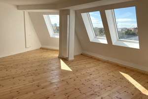 Helle Dachgeschoßwohnung im Erstbezug direkt am Nordrand Prenzlauerberg