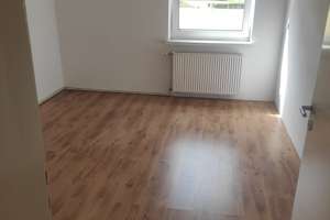 Helle 3 Zimmer Wohnung mit Balkon im Erdgeschoss