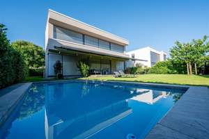 Ihr Neues Zuhause? Exklusive "Villa hoch 3" mit Pool in Bestlage Riedberg West