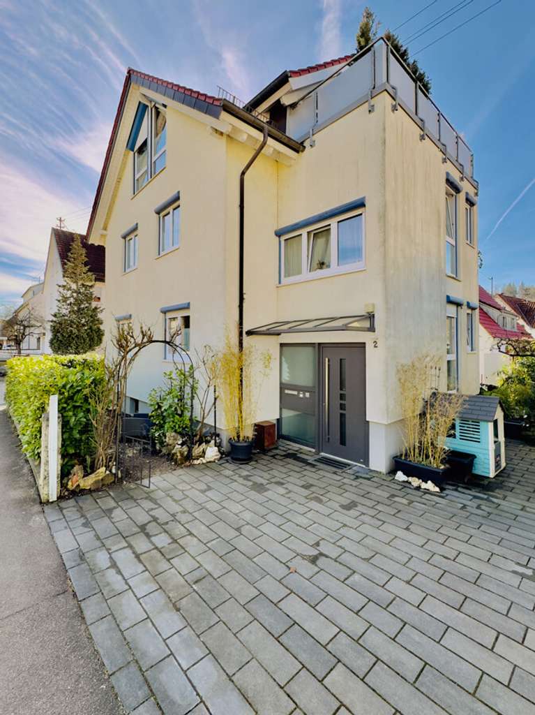 Immobilie in Gingen an der Fils - doppel:punkt – Einseitig angebautes EFH mit ausgebautem Dachgeschoss und Doppelgarage - Bild 1