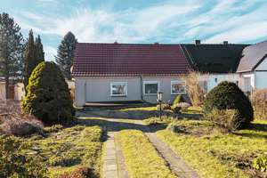 Gemütliche Doppelhaushälfte mit Gartenparadies und Platz für Ideen – Die vollständige Adresse der Immobilie erhältst du vom Anbieter., 3226 Vetschau/Spreewald – Vorschaubild 1