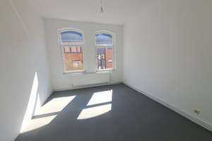 Frisch sanierte 3-Zimmer-Wohnung mit Balkon und Altbaucharme in Bremerhaven-Lehe! – Adolfstraße 22, 27576 Lehe, Bremerhaven – Vorschaubild 2