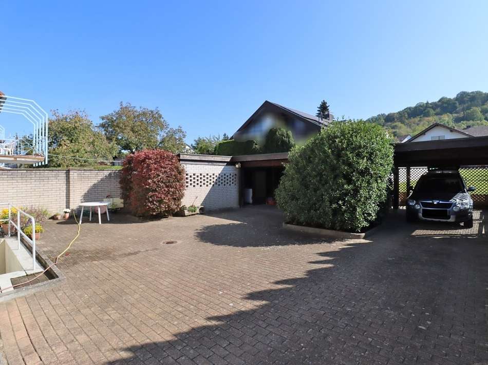 Hof mit Carport