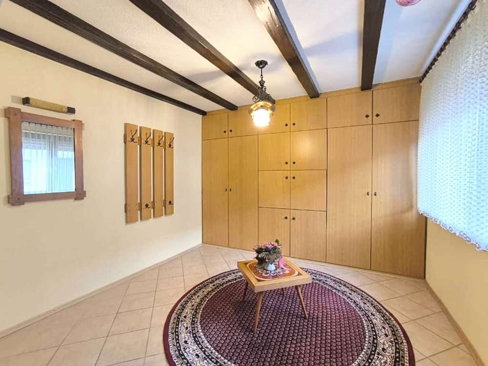 Immobilie in Oberhausen-Rheinhausen - Solides Zweifamilienhaus mit Ausbaureserve und Hof – perfekt für Familien oder kreative Selbstgestal - Bild 4