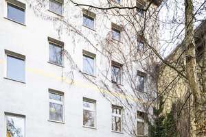 Ihr zukünftiges Zuhause im lebendigen Kreuzberg: 1-Zimmer-Altbauwohnung mit Eigennutzungsoption! – Lausitzer Straße 45, 10999 Kreuzberg, Berlin – Vorschaubild 1