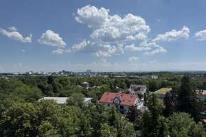 Mit Alpenblick: Helle 3-Zimmer-Wohnung mit windgeschützter Loggia und TG-Stellplatz in Neuperlach