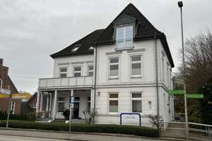 Arbeiten mit Stil: Saniertes Bürohaus im Herzen von Meldorf – Die vollständige Adresse der Immobilie erhältst du vom Anbieter., 25704 Meldorf – Vorschaubild 1