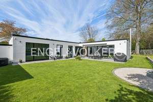 Design trifft Zukunft: Kernsanierter Architekten Bungalow mit A+ Energieeffizienz und Traumgarten...