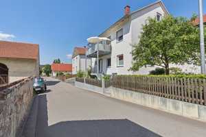 Zweifamilienhaus mit Doppelgarage in Kelheim! – Kelheim (Kreis) – Vorschaubild 1