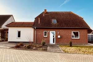 Einfamilienhaus mit Garage und Schwimmteich in Flöthe, 5 Zimmer, naturnah