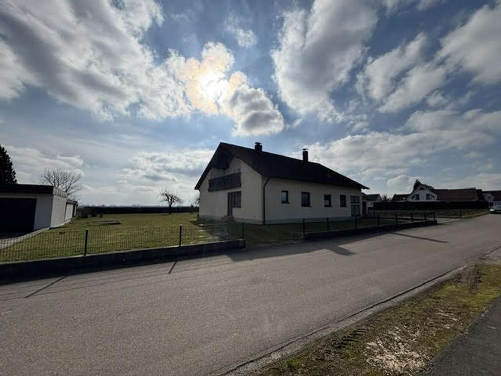 Immobilie in Schwenningen - Modernisiertes Einfamilienhaus mit Traumgarten in ruhiger Ortsrandlage  - Bild 1