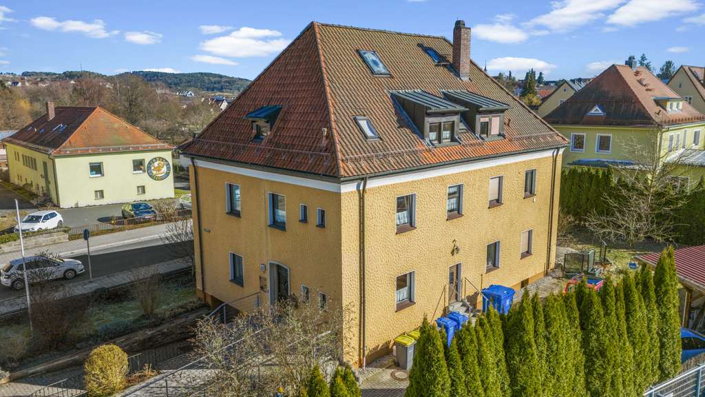 Immobilie in Pegnitz - 6% Rendite! Top gepflegtes MFH mit 3 Einheiten im Herzen von Pegnitz - Bild 1