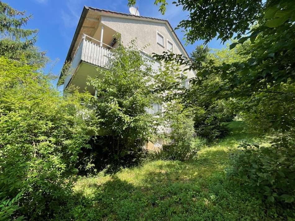 Hausseitenansicht mit Garten