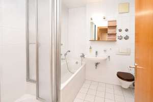 Charmante 3-Zimmer-Dachterrassenwohnung mit Stellplatz in München-Bogenhausen – Spilhofstraße 10, 81927 Oberföhring, München – Vorschaubild 13