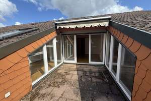Charmante Dachgeschoßwohnung mit Terrasse und Tiefgaragenstellplatz + Keller am Wildpark Pforzheim – Die vollständige Adresse der Immobilie erhältst du vom Anbieter., 75175 Buckenberg, Pforzheim – Vorschaubild 2
