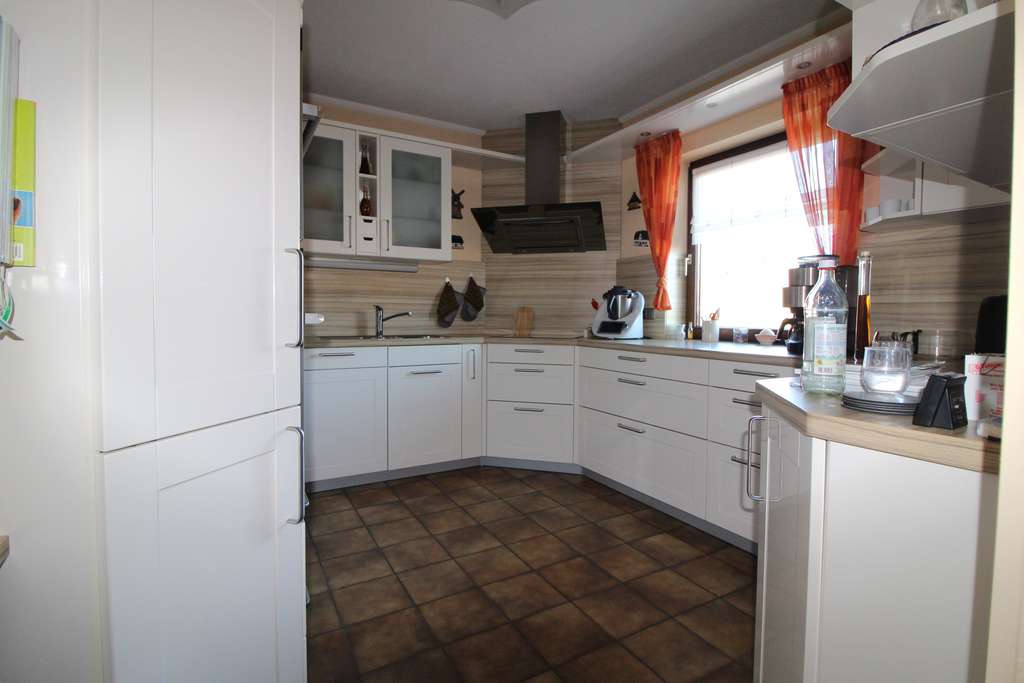 Immobilie in Emskirchen - Einfamilienhaus mit 9 Zimmern und Garage in Emskirchen - Bild 4