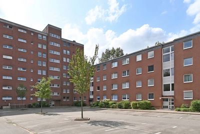 Schöne 3,5 Zimmer Wohnung mit Balkon und Stellplatz in begehrter Lage von Reinbek.