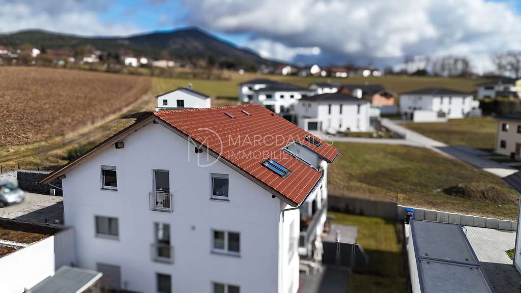 Immobilie in Bad Kötzting - Neu! Neuwertige 3-Zi-DG-Wohnung mit Loggia, EBK, Garage & Stellplatz - Bild 0