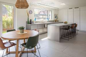 Modernes Einfamilienhaus (2023) mit großem Wohnbereich, Premiumküche & Garten in ruhiger Lage