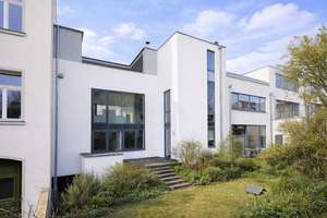 Modernes Stadthaus mit Dachterrasse, Garten und nachhaltiger Technik